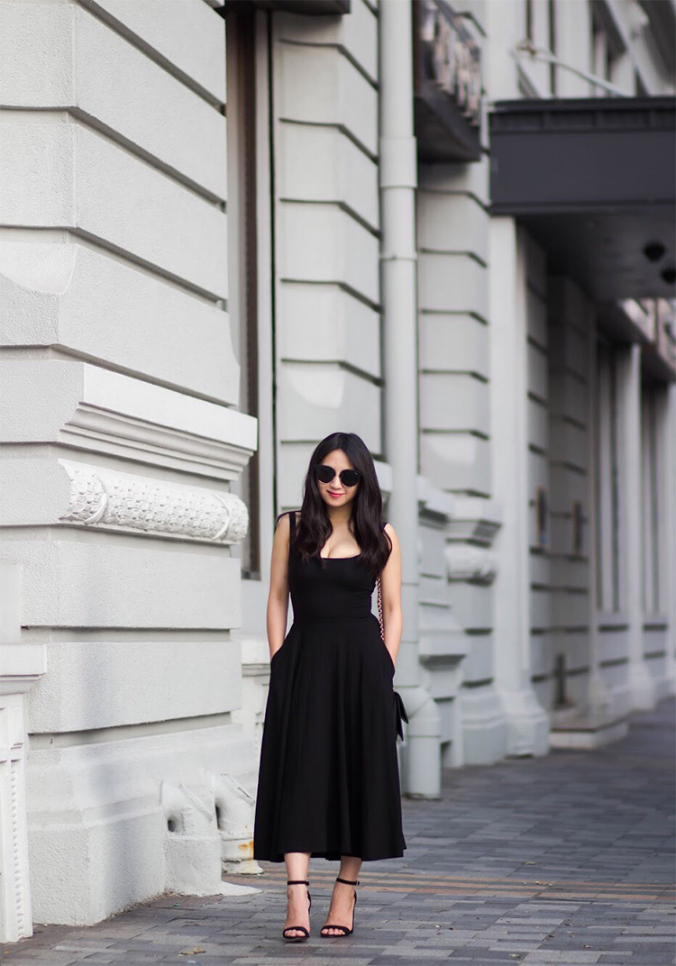 https://www.elleblogs.com/wp-content/uploads/2018/09/Reformation-Rou-Midi-Fit-Flare-Dress-Schutz-Enida-Sandals.jpg